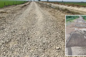 ग्रामीण संपर्क सड़कें वर्षों से मरम्मत के अभाव में जर्जर