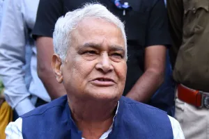 चाय की थड़ी पर जनसुनवाई : कृषि मंत्री किरोड़ी ने महिला के हाथ पर लिखकर दिया आश्वासन, कहा- नहीं रुकेगा गौशाला का काम