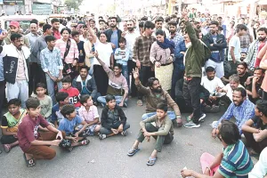 घायल उम्मेदसिंह भाटी ने तोड़ा दम : मुआवजे व नौकरी की मांग को लेकर परिजनों ने किया प्रदर्शन, क्षेत्र में तनाव