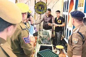 ज्वैलरी शोरूम को बनाया चोरों ने निशाना : 55 लाख रुपए के गहने और नकदी पार, वारदात के समय क्षेत्र की बिजली थी गुम