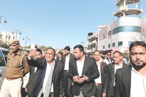 नए कोर्ट के सामने स्पीड ब्रेकर नहीं बनाने से थे खफा : वकीलों ने किया रास्ता जाम, एक्सईएन को पीटा