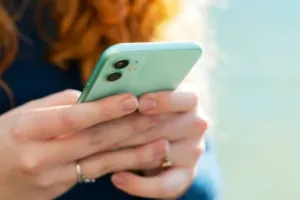 किस सदी में रह रहे हैं? पंचायत का अजब फरमान : 15 गांवों की बहू-बेटियां नहीं चलाएंगी स्मार्टफोन, केवल की-पेड फोन की ही इजाजत