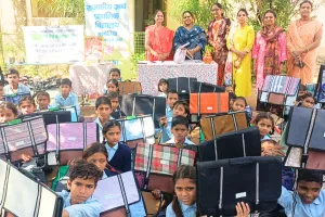 नवाचार : कचरे से बनाए स्कूली बैग, चप्पलें और मेट, 2 साल में 4 हजार से ज्यादा बच्चों को बांटे