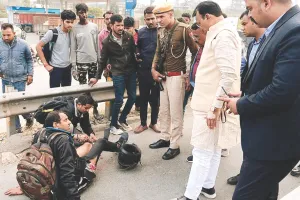 डिप्टी सीएम ने रुकवाया काफिला, हादसे में गंभीर घायल को संभाला और भेजा अस्पताल