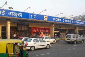 दिल्ली में कोहरे के कारण 100 से अधिक उड़ानें रद्द, सरकार ने एयरलाइंस के लिए जारी किए निर्देश