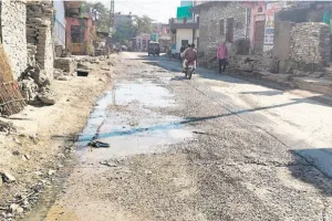 मुख्य मार्ग पर अधूरे सड़क निर्माण से लोगों को हो रही परेशानी
