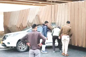 एक्सप्रेसवे पर मौत का कहर : तेज रफ्तार कंटेनर कार पर जाकर पलटा, दो महिलाओं की मौत ; महाकाल के दर्शन कर लौट रहे थे कार सवार