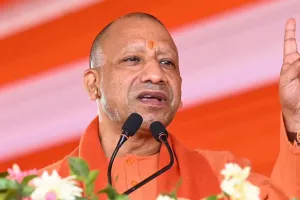 सीएम योगी की सुरक्षा में बड़ी चूक : कार के पास पहुंची गाय, नगर निगम सुपरवाइजर निलंबित