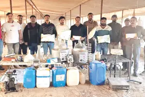 100 करोड़ की ड्रग्स सामग्री जब्त : मुर्गी फार्म में लगाई गई थी फैक्ट्री, सप्लाई देते पकड़ा गया तस्कर 