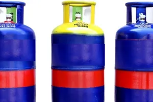 कॉमर्शियल गैस सिलेंडर की कीमतों में कटौती : व्यापारियों को मिली राहत, घरेलू सिलेंडर के दाम में कोई बदलाव नहीं 