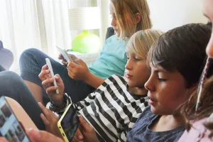 भारत में उठने लगी 16 साल से कम उम्र के बच्चों के सोशल मीडिया इस्तेमाल पर रोक की मांग, हाईकोर्ट ने कहा- कानून पर करे विचार