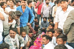 अंतिम संस्कार के लिए जमीन नहीं : सड़क पर शव रख सरकार के खिलाफ प्रदर्शन शुरू, प्रशासनिक अधिकारियों समेत 4 थानों का जाब्ता मौके पर पहुंचा