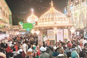 नवमी का कुल आज : जायरीन ने केवड़ा-गुलाब जल से धोई दरगाह, मदार गेट की दुकानों पर खरीददारों का उमड़ा सैलाब 