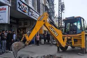 अस्थाई अतिक्रमण पर कार्रवाई : सामान किया जब्त, लोगों ने किया विरोध