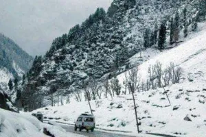 कश्मीर में हाड कंपाने वाली ठंड : हिमपात-बारिश होने का अनुमान, शून्य से नीचे तापमान