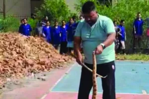 गुजरात में बेहोश हुआ सांप : शख्स ने सीपीआर देकर बचाया, स्ट्रो का किया प्रयोग