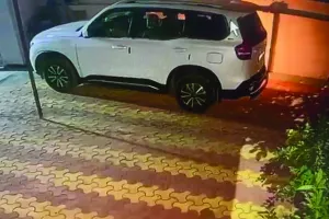 प्रॉपर्टी कारोबारी की स्कॉर्पियो जलाने की साजिश : सीसीटीवी में कैद बदमाशों की करतूत, पेट्रोल डालकर गाड़ी में लगाई आग 