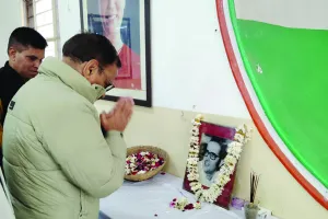 कांग्रेस ने संजय गांधी को दी श्रद्धांजलि, नेताओं और कार्यकर्ताओं ने चित्र पर अर्पित किए पुष्प 