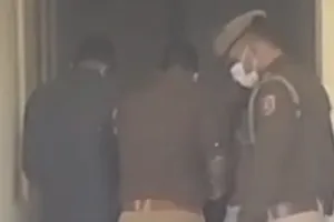 हत्या के बाद एक महिला के आवास में फेंका शव, आरोपियों की तलाश जारी 