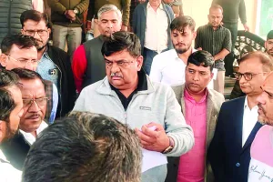 शिविर में खाली पड़ी कुर्सियां देख भड़के वनमंत्री : अधिकारी नहीं दे सके कार्यों का विवरण, समर्थन में उतरे कलक्टर को भी लगाई लताड़