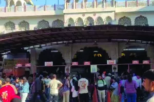 मोती डूंगरी गणेश मंदिर में पोष-बड़े वितरण, श्रद्धालुओं की उमड़ी भीड़