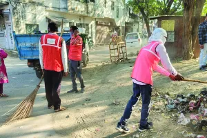मुकुट चौधरी ने सफाई व्यवस्था का किया निरीक्षण, कचरे को हटाकर क्षेत्र को कराया साफ
