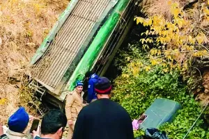 उत्तरराखंड में भीषण सड़क हादसा : बस के खाई में गिरने से 7 लोगों की मौत, ब्रेक या स्टेयरिंग फेल होने की आशंका