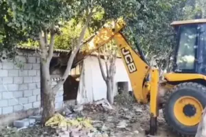 एंटी नारकोटिक्स सेल की छापेमारी : झुंझुनूं में एमडी ड्रग्स फैक्ट्री पर चला बुलडोजर, मुर्गी फार्म में बने स्टोरेज हाउस और मशीनों के कमरों को किया ध्वस्त