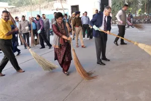 राज्य सरकार के दो वर्ष पूर्ण : राजस्थान पुलिस मुख्यालय में स्वच्छ कार्यालय अभियान, अधिकारियों और कर्मचारियों ने लिया बढ़-चढ़कर हिस्सा