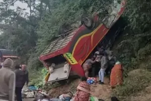 आंध्र प्रदेश में भयावह सड़क हादसा, खाई में बस गिरने से 9 लोगों की मौत