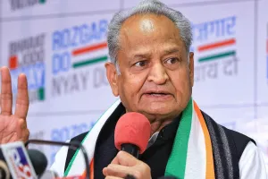 संसद में वंदे मातरम पर चर्चा : अशोक गहलोत का केन्द्र सरकार पर हमला, कहा- साफ हवा की जगह वंदे मातरम पर चर्चा का सहारा ले रही सरकार