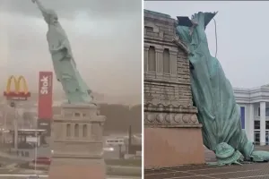 पहले झुकी और अगले ही पल चूमने लगी जमीन, तेज हवा से तिनके की तरह उड़ गई स्टैच्यू ऑफ लिबर्टी की रेप्लिका, मूर्ति के गिरते ही मची भगदड़