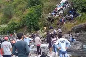 अल्मोड़ा में भयावह हादसा, बस खाई में गिरी, 7 लोगों की दर्दनाक मौत