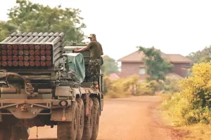 थाई-कंबोडिया सीमा पर जंग जारी, रॉकेट हमले में ग्रामीण की मौत