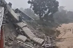 बिहार में भीषण हादसा, सीमेंट लदी मालगाड़ी हुई डिरेल, 15 डिब्बे पटरी से उतरे