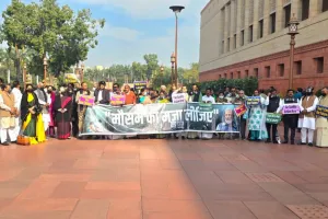 विपक्षी सांसदों का प्रदूषण को लेकर संसद परिसर में प्रदर्शन : सरकार से चर्चा कराने की मांग, सोनिया गांधी ने कहा- कैसे लें सांस