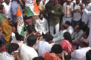 प्रयागराज में कांग्रेसियों ने किया बांग्लादेश के खिलाफ प्रदर्शन, कड़ी कार्रवाई की मांग की