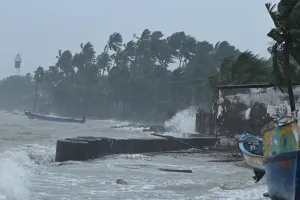 श्रीलंका में तबाही मचाने के बाद चक्रवाती तूफान 