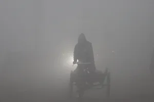 धुंध की मोटी चादर में लिपटी दिल्ली, दृश्यता कम होने से लोगों को करना पड़ेगा परेशानियों का सामना, कई फ्लाइट्स रद्द