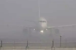 राजधानी दिल्ली में घने कोहरे का कहर, 150 से ज्यादा उड़ाने रद्द