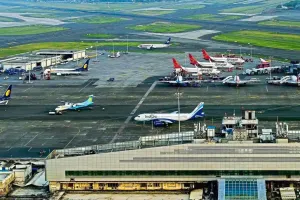 दिल्ली-NCR में 40 उड़ानें रद्द, 4 डायवर्ट, AQI 466 तक पहुंचा