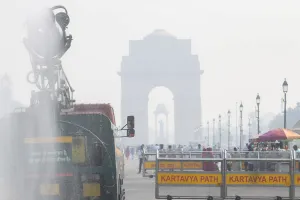 दिल्ली में एक्यूआई बहुत खराब : शहर के कई हिस्सों में कोहरे से दृश्यता कम, लोगों को सांस लेने में परेशानी