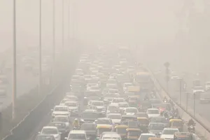 दिल्ली एनसीआर में कोहरे और प्रदूषण की दोहरी मार, एक्यूआई 'बहुत खराब' श्रेणी में