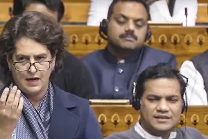 दिल्ली प्रदूषण संकट पर लोकसभा में आज होगी चर्चा, प्रियंका गांधी वाड्रा करेंगी शुरूआत