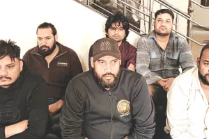 नाईट क्लबों में पुलिस की छापेमारी : 6 लोगों गिरफ्तार, अवैध हुक्काबार पर हुई कार्रवाई ; सामान जब्त किया