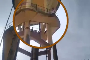 जयपुर में विवाद ने लिया खतरनाक मोड़ : पूरा परिवार पानी की टंकी पर चढ़ा, नीचे बिछाया सुरक्षा जाल