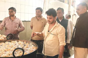 खाद्य सुरक्षा विभाग की दो प्रतिष्ठानों पर छापामार कार्रवाई : गाजर का हलवा और समोसे खाकर बीमार पड़े पुलिसकर्मी, चिकित्सा विभाग ने लिए सैंपल