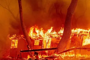 कैलिफ़ोर्निया में भीषण हादसा, बिजली घर में लगी आग, 130,000 लोग अंधेरे में