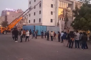 मालवीय नगर में 5 मंजिला बिल्डिंग को गिराया: बिल्डिंग के मालिक ने किया कार्रवाई का विरोध, कहा-हमने नगर निगम से पास कराया नक्शा