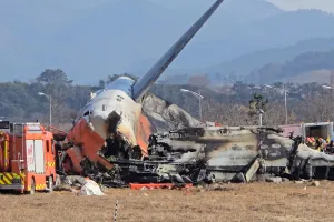 दक्षिण कोरिया में संसदीय समिति ने शुरू की जेजू एयरलाइन विमान हादसे की जांच, कई अहम दस्तावेज जब्त